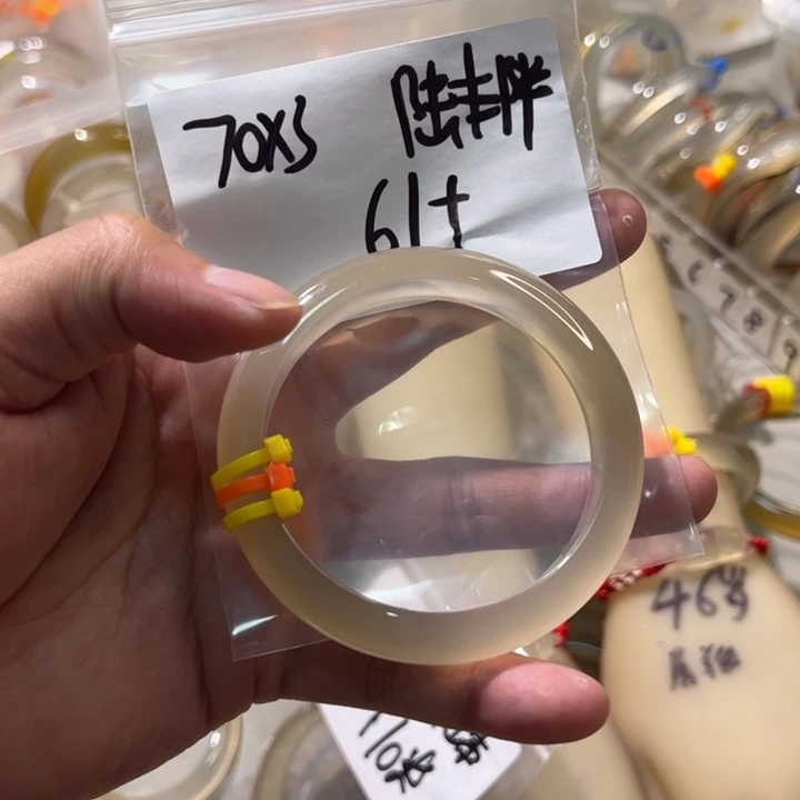 陆***胖玛瑙/玉髓手镯未镶嵌库存3发1条