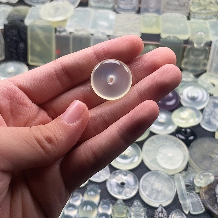 岫玉未镶嵌颈饰平安扣