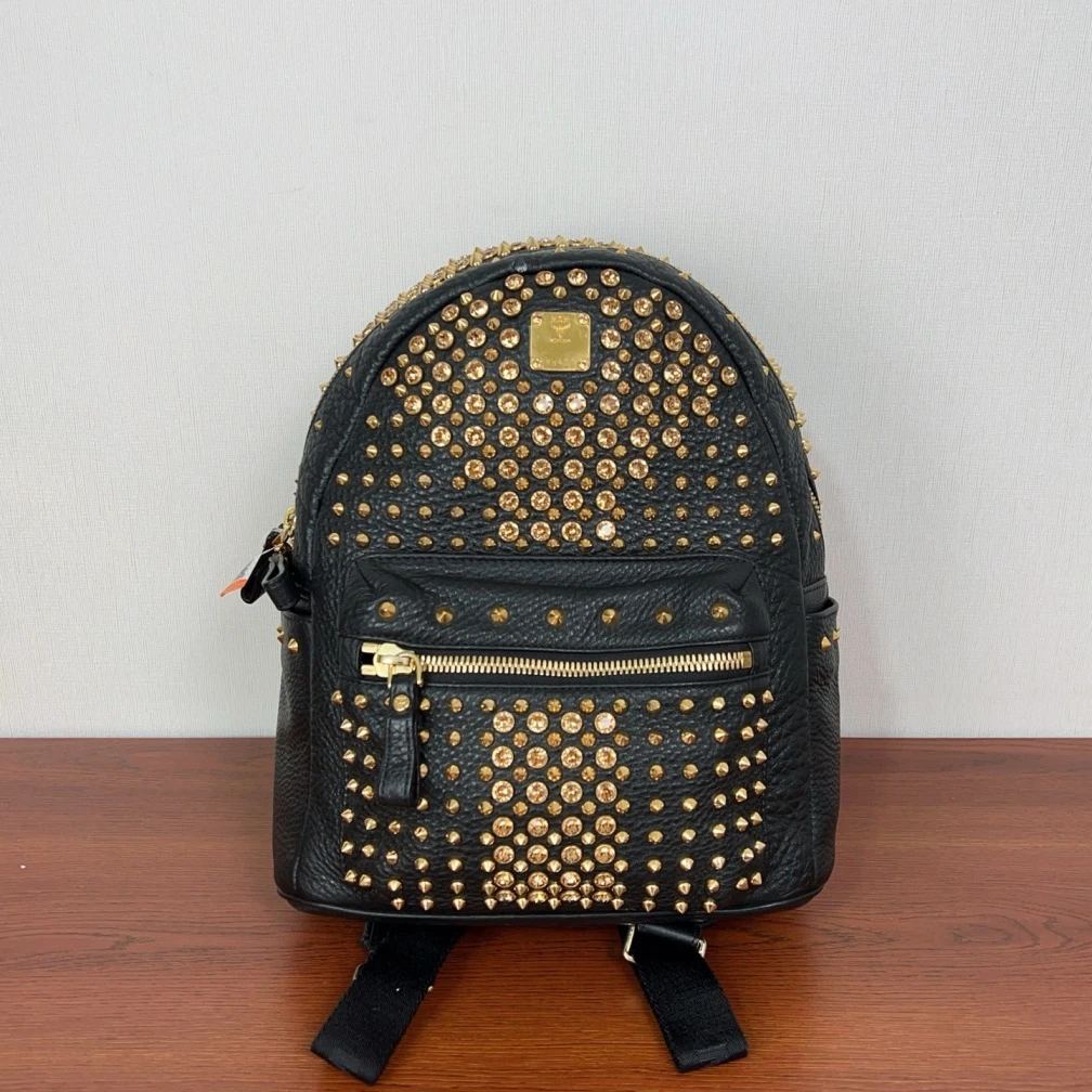 95新 MCM MCM老花铆钉双肩包底长27cm黑色cj7237