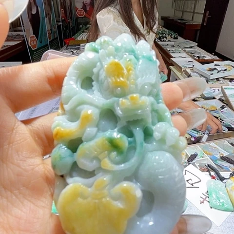 翡翠未镶嵌颈饰一个