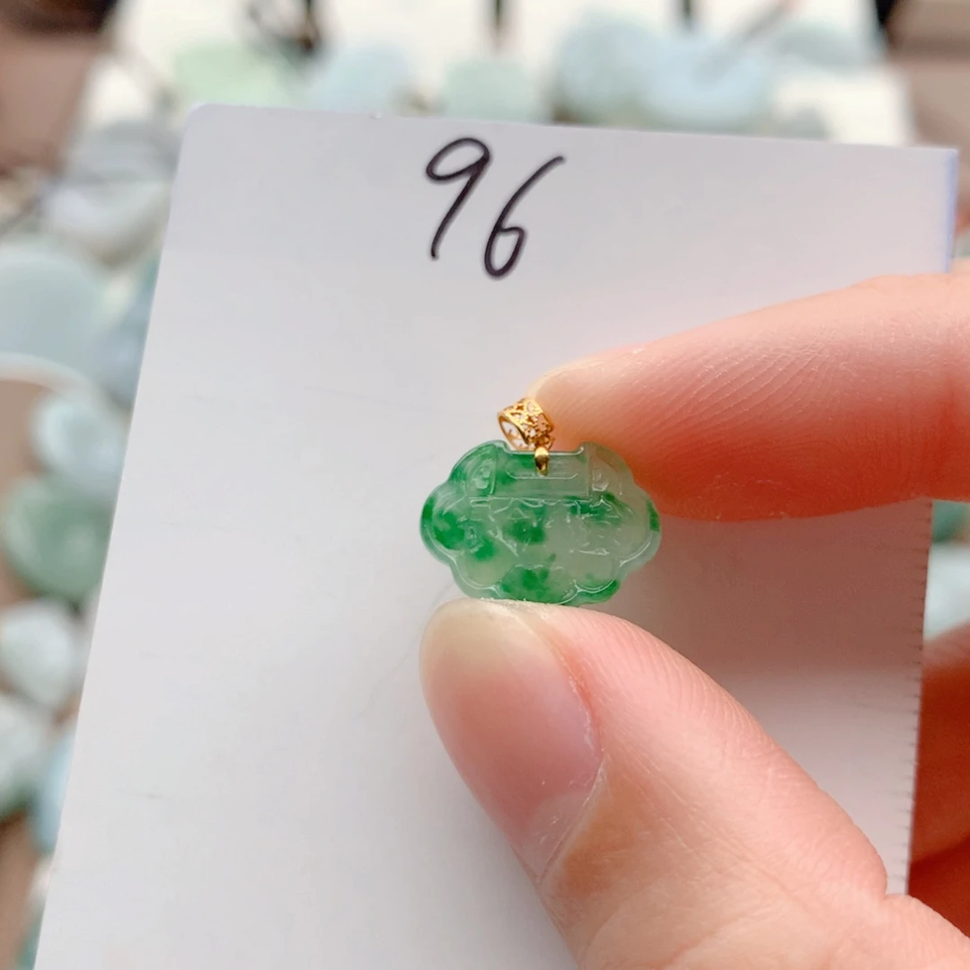 小***e翡翠18K金镶嵌颈饰吊坠