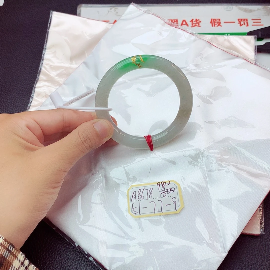 翡翠手镯未镶嵌翡翠