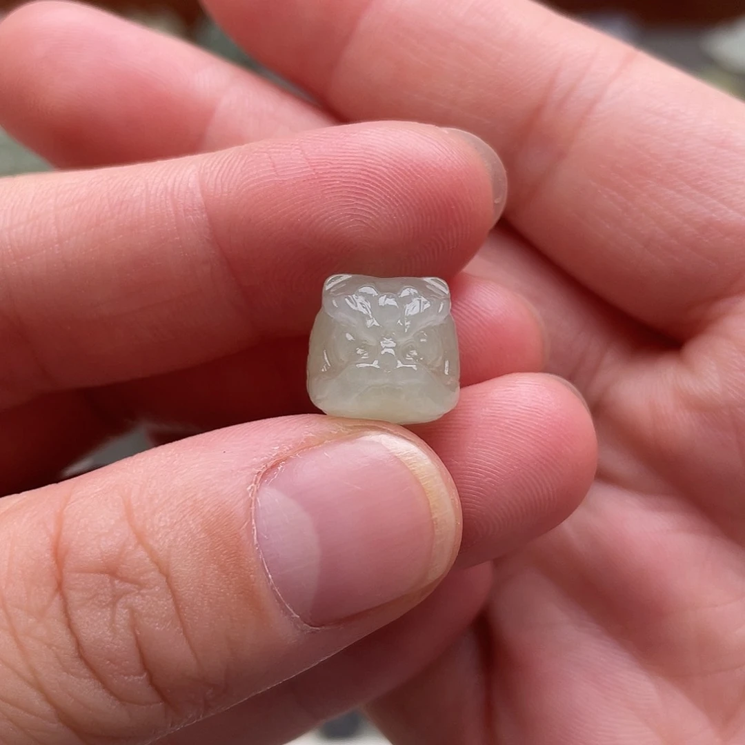 和田玉未镶嵌颈饰醒狮头