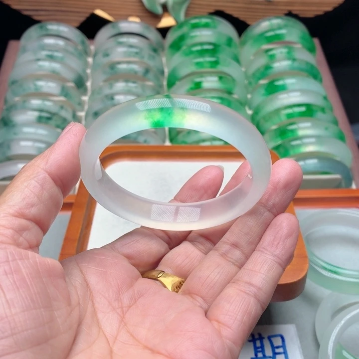 小***脏石英质玉未镶嵌手镯