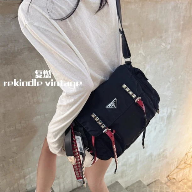95新 Prada/普拉达 复燃精选/限量铆钉尼龙邮差包18年