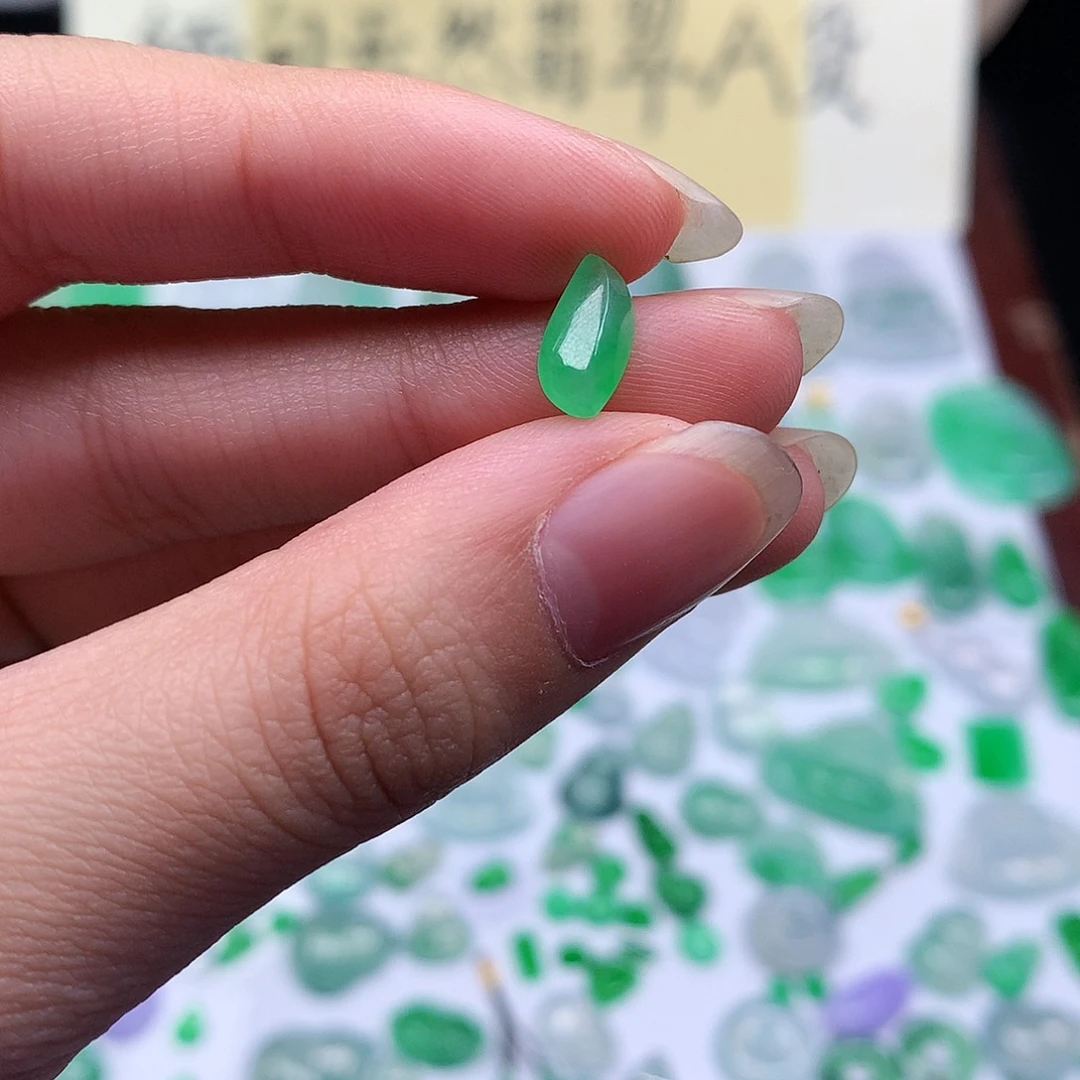 翡翠裸石缅甸天然A货翡翠阳绿随形