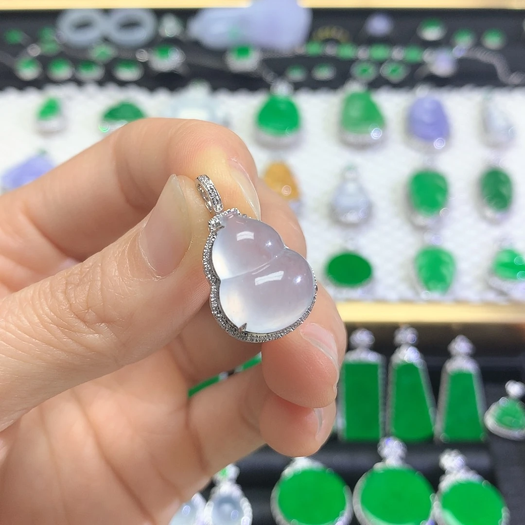 颈饰18K金镶嵌翡翠吊坠