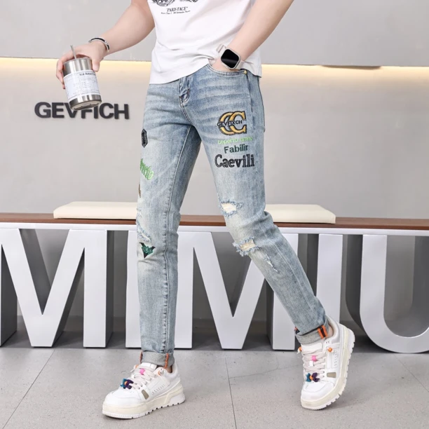 《2025春夏新品5253 》男士欧版修身刺绣补丁小脚时尚潮流牛仔长裤