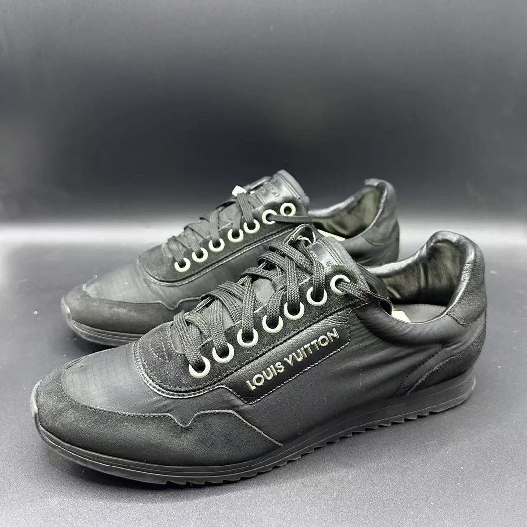 95新 LouisVuitton/路易威登 男士黑色百搭运动鞋 41.5码zy144