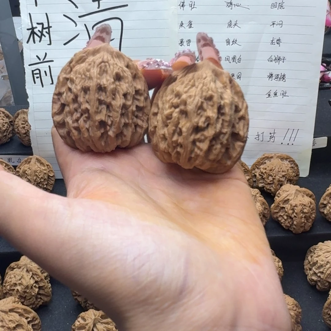 【闪购商品】桃核吊坠虎头