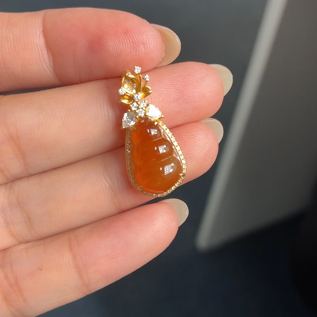 翡翠18K金镶嵌颈饰