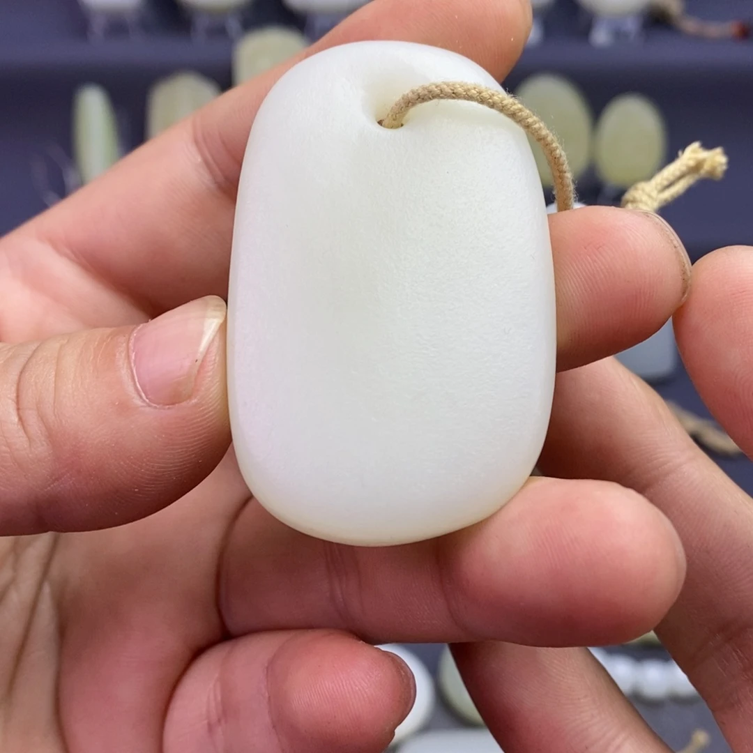 为***来和田玉未镶嵌颈饰