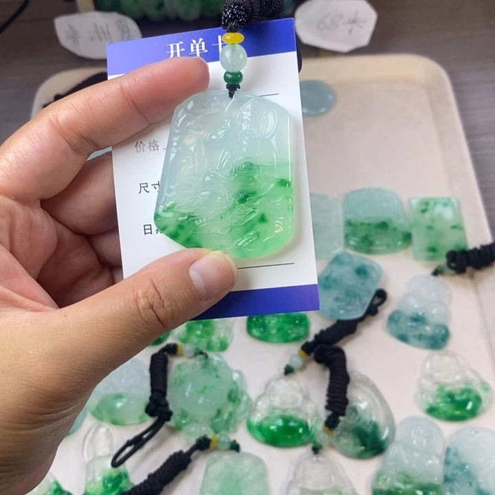 大***悟颈饰未镶嵌翡翠山水观音