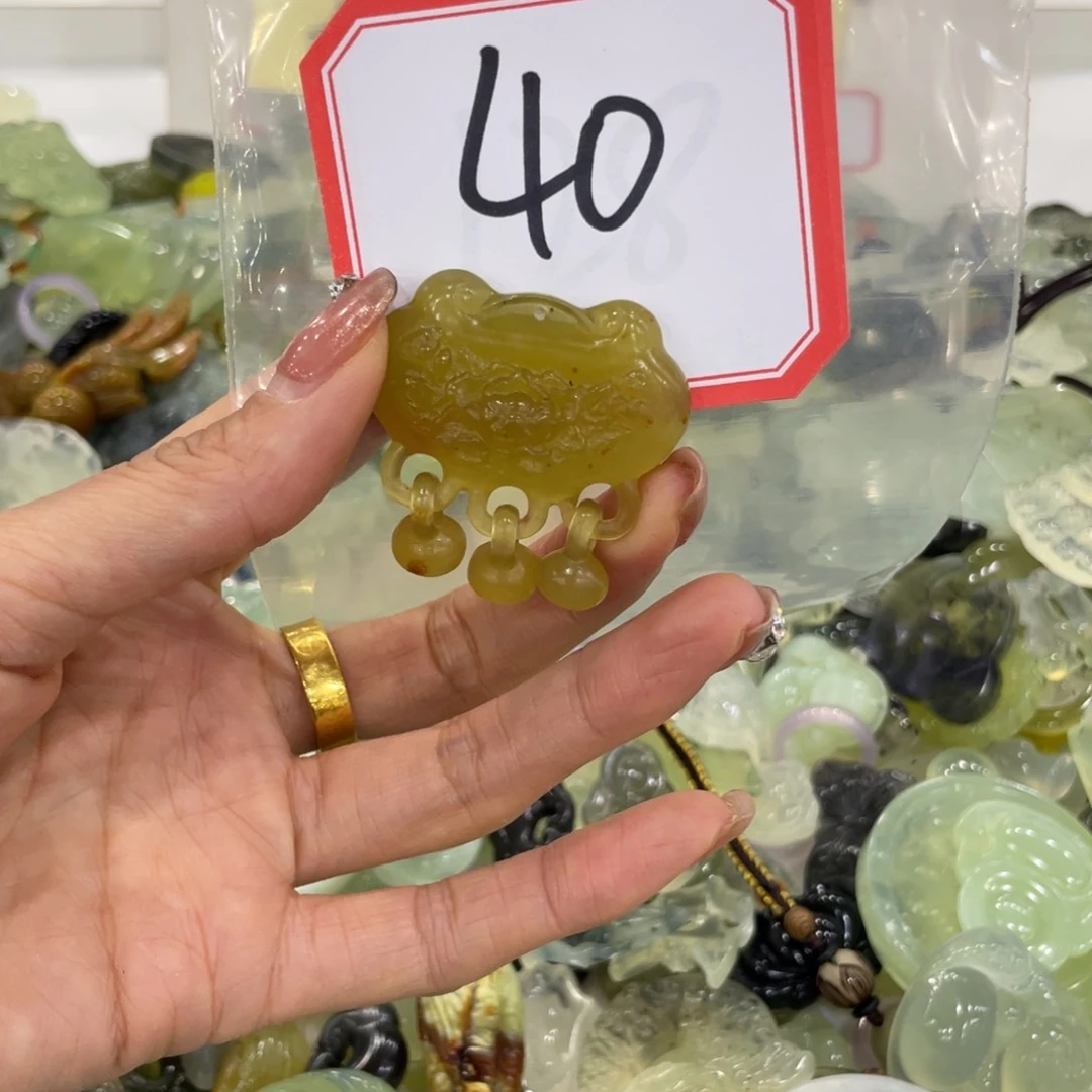 蛇纹石玉颈饰合金