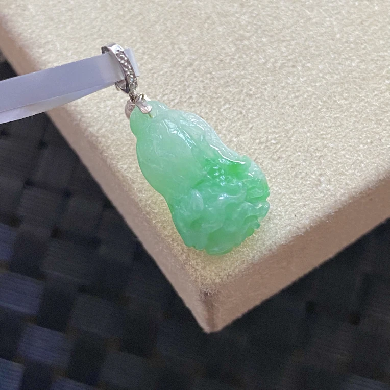 天然翡翠Ａ货18K金镶嵌万能扣满色绿白菜挂坠吊坠 19*11*9