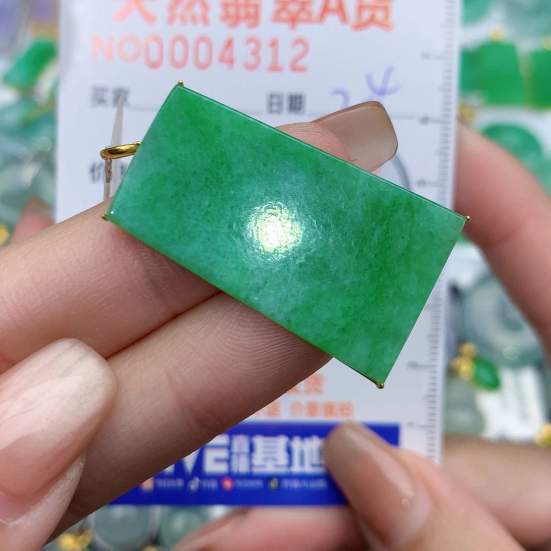 翡翠颈饰18K金镶嵌无事牌