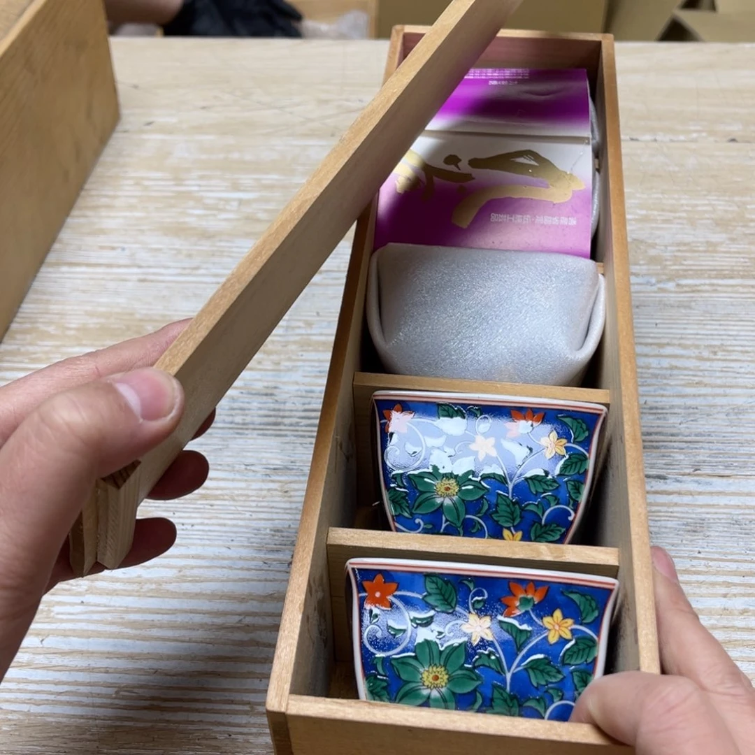 瓷片料****厨密密麻麻地排列着