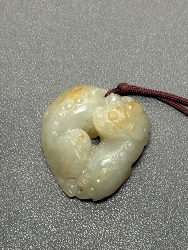 和田玉双獾阖家欢乐手把件