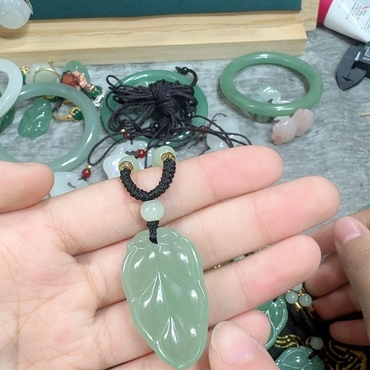 石英质玉未镶嵌颈饰叶子