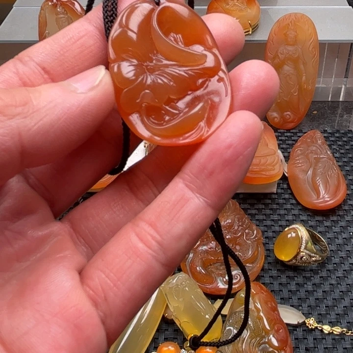 石英质玉颈饰未镶嵌简**呗