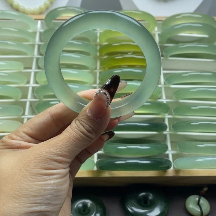 和***使蛇纹石玉未镶嵌手镯