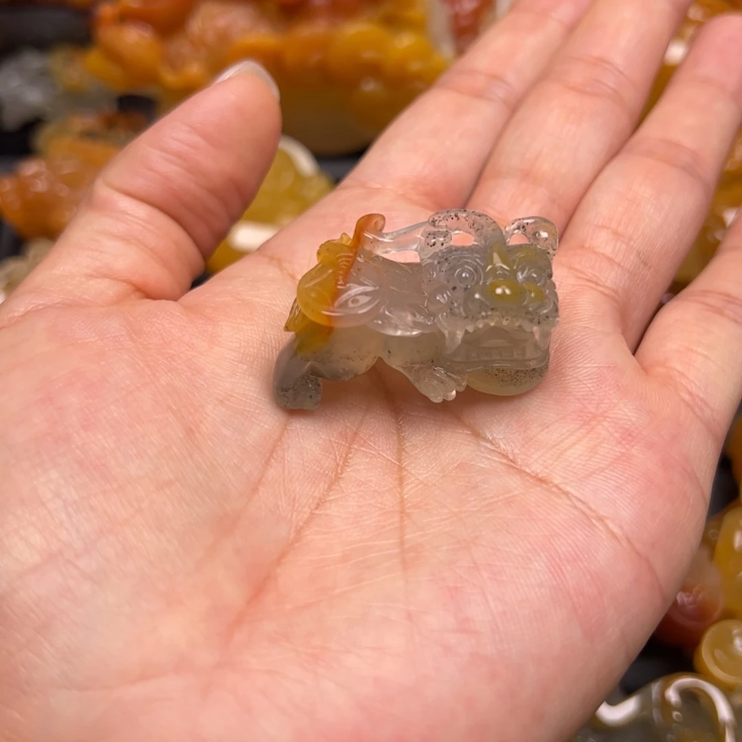 未镶嵌石英质玉（黄龙玉）颈饰