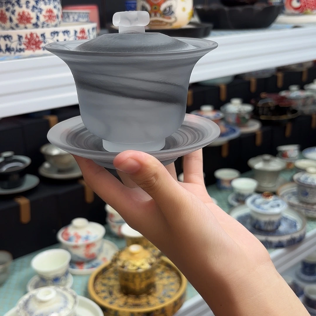 盖碗上放一勺白糖