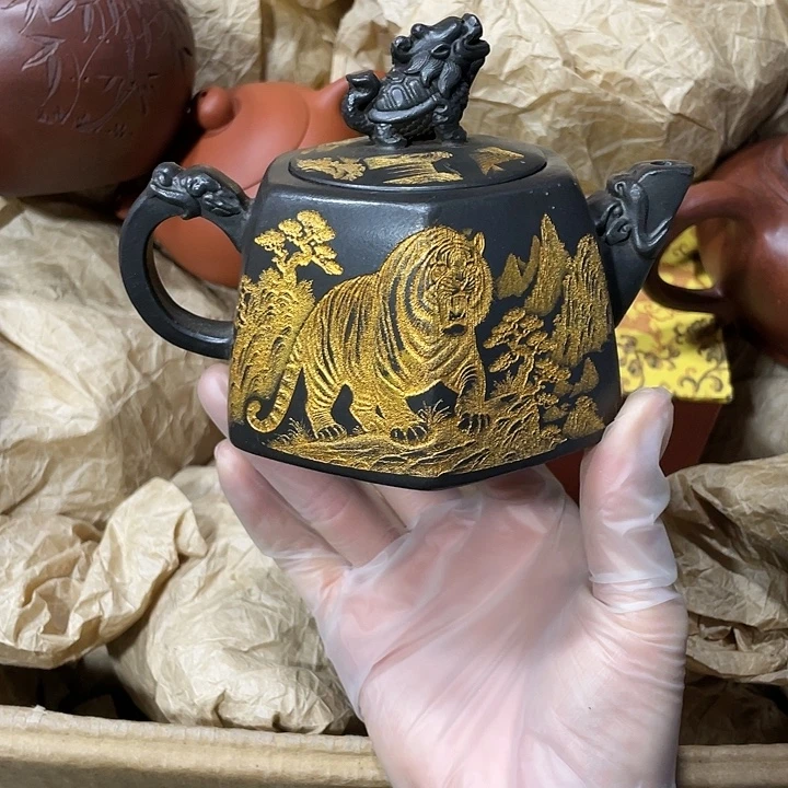 紫砂茶壶原矿泥料，手工制作一把紫砂壶。