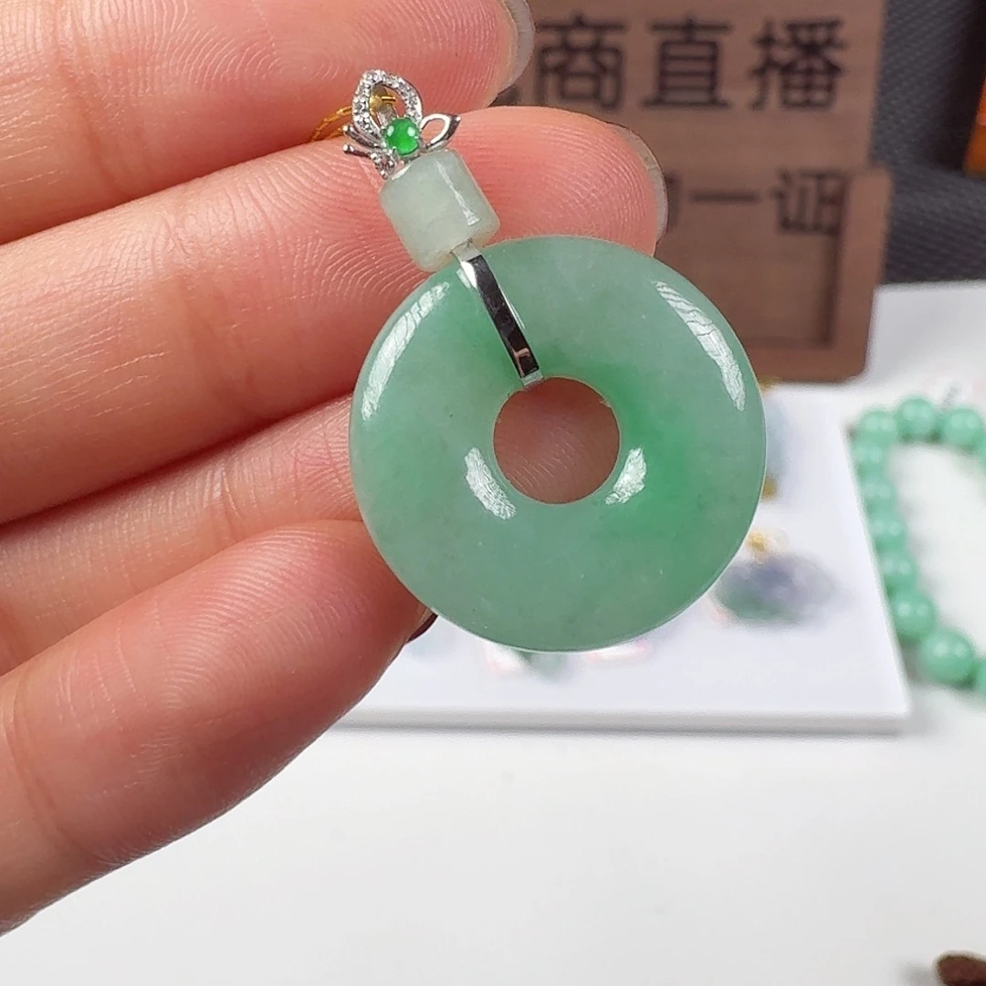 翡翠18K金镶嵌颈饰