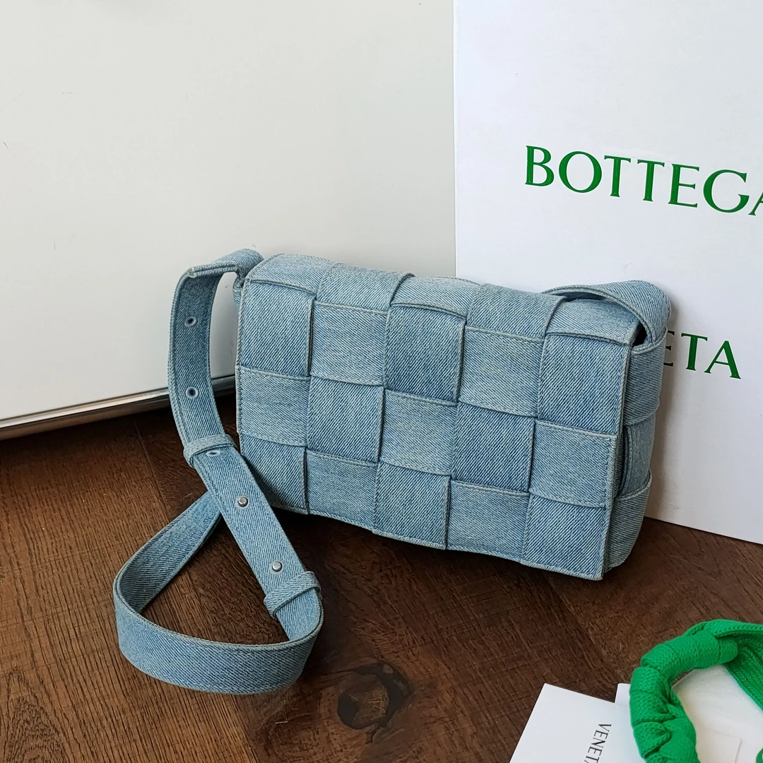 95新 BOTTEGA VENETA/葆蝶家 水洗牛仔casstte15格斜挎包49564