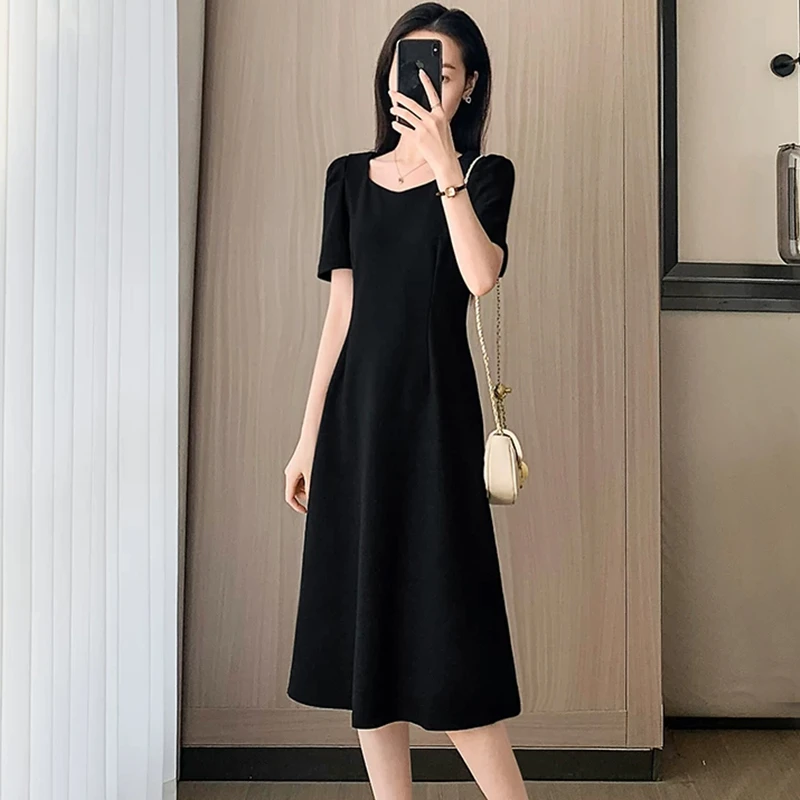 2025夏季方领赫本风时尚法式黑色连衣裙女百搭修身显瘦休闲小黑裙