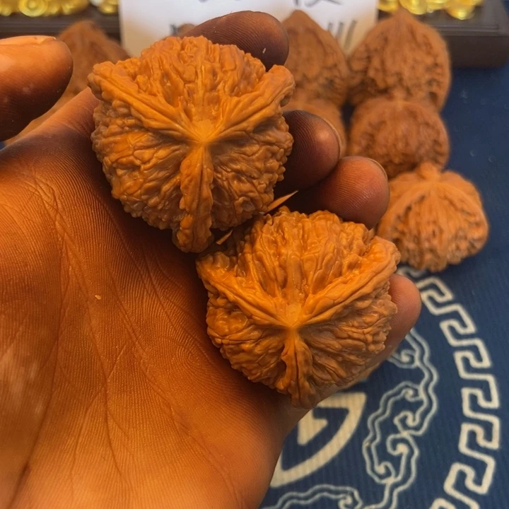 桃核吊坠祁**圣白狮子三棱