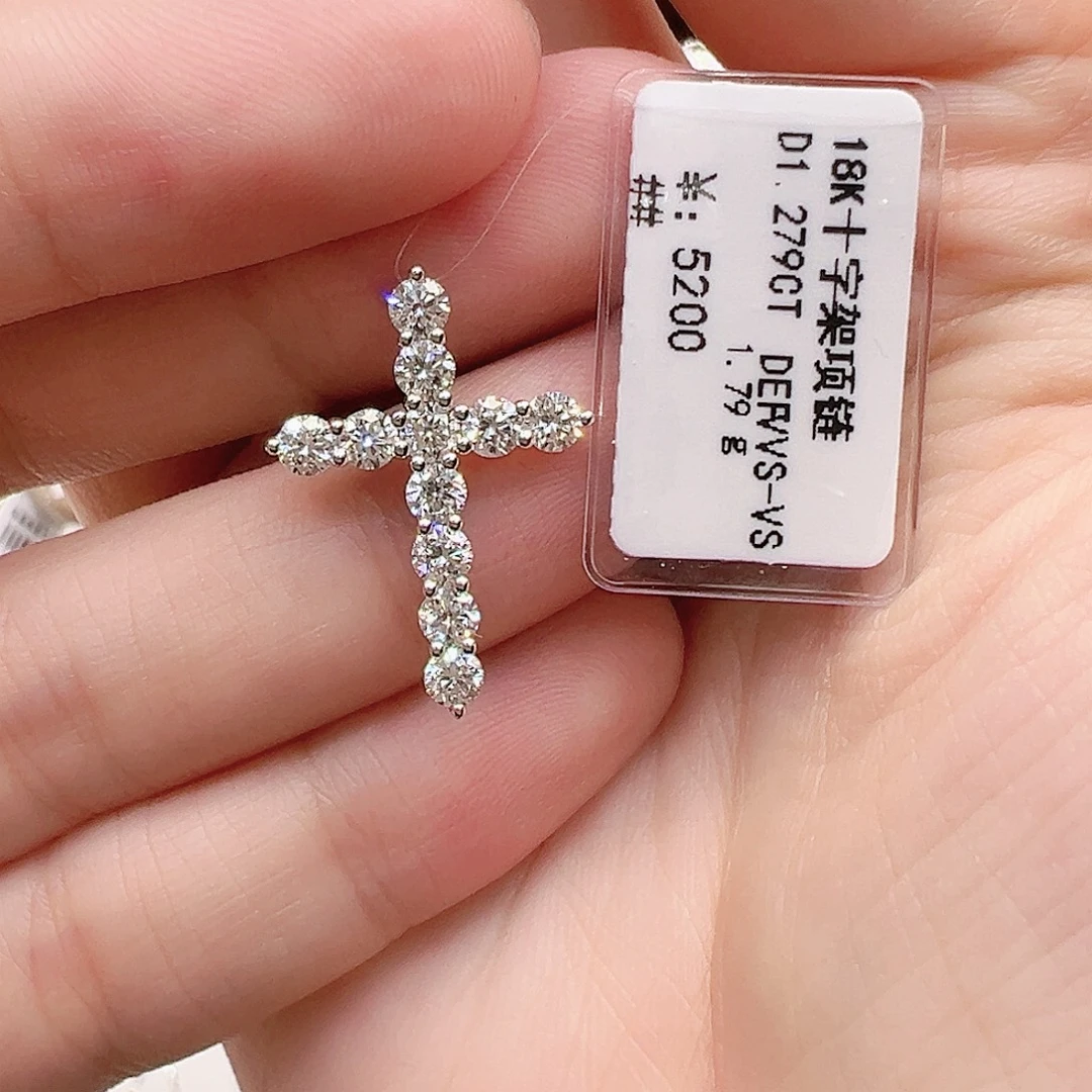 套链18K金镶嵌实验室培育钻石单颗12分，十字架吊坠k白