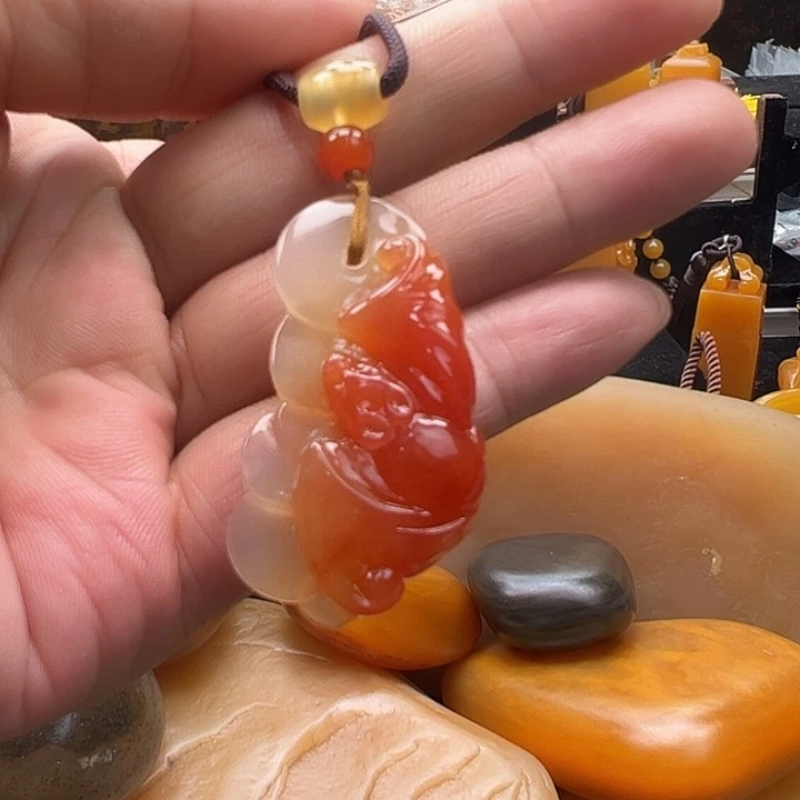 未镶嵌石英质玉（黄龙玉）颈饰