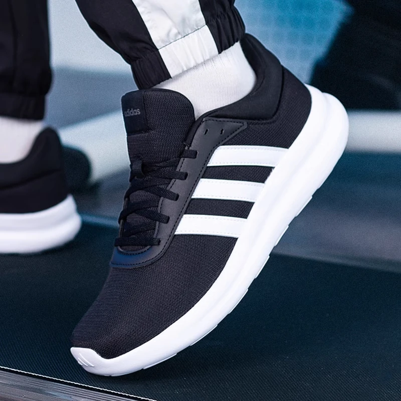 阿迪达斯黑色低帮跑步鞋男鞋人生跑鞋男士轻便跑鞋运动鞋子IE6133