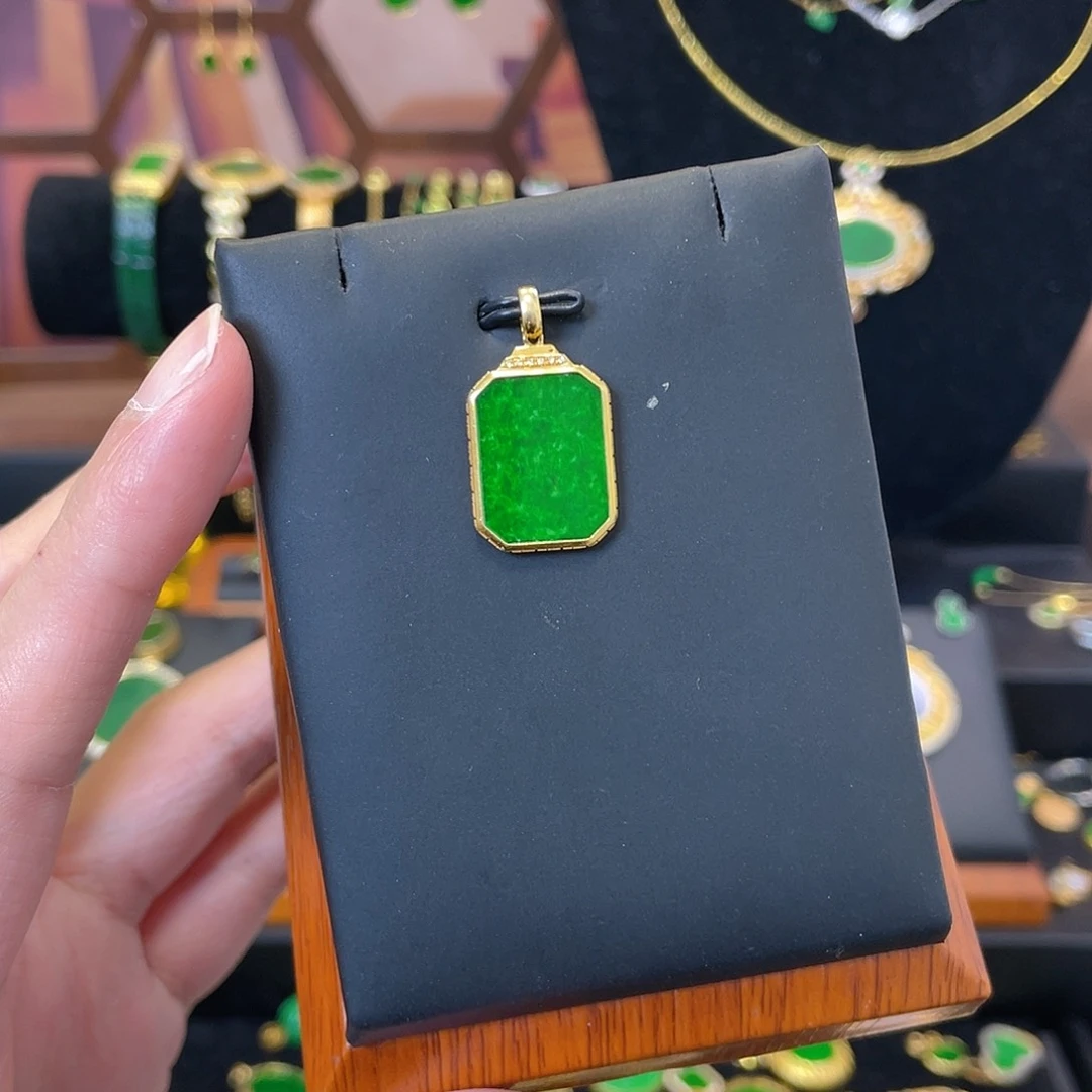 吊坠(赠链)18K金镶嵌翡翠