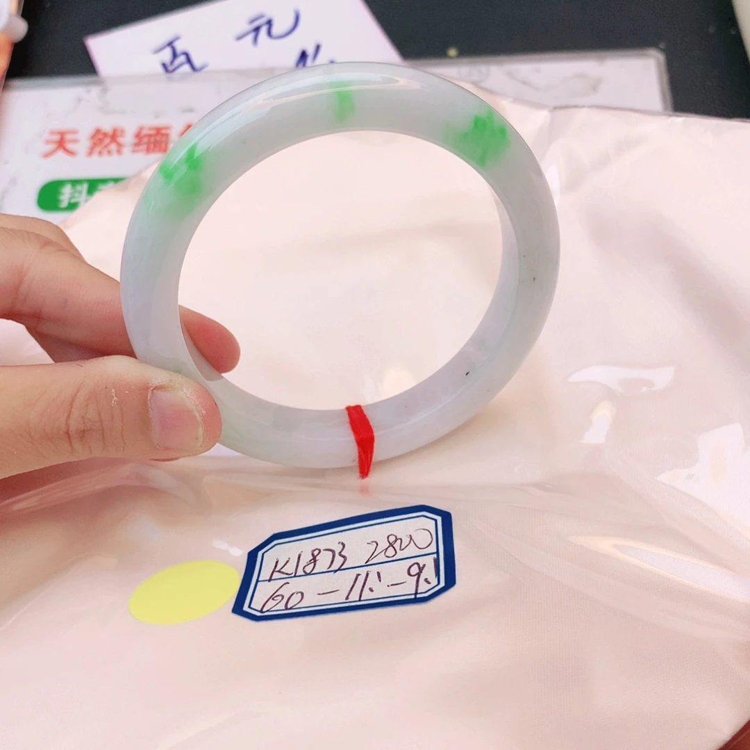 翡翠手镯未镶嵌翡翠