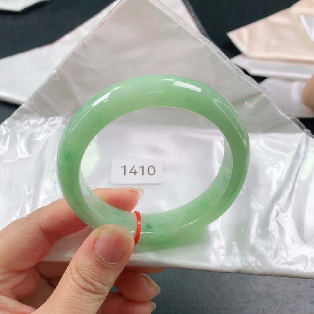 翡翠手镯未镶嵌轮胎03。