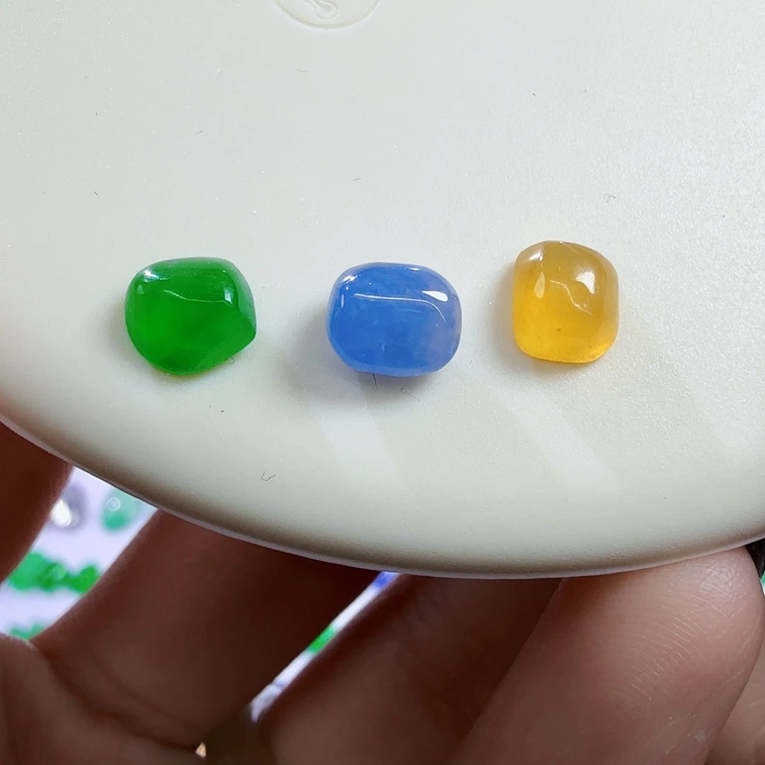 翡翠未镶嵌颈饰一套