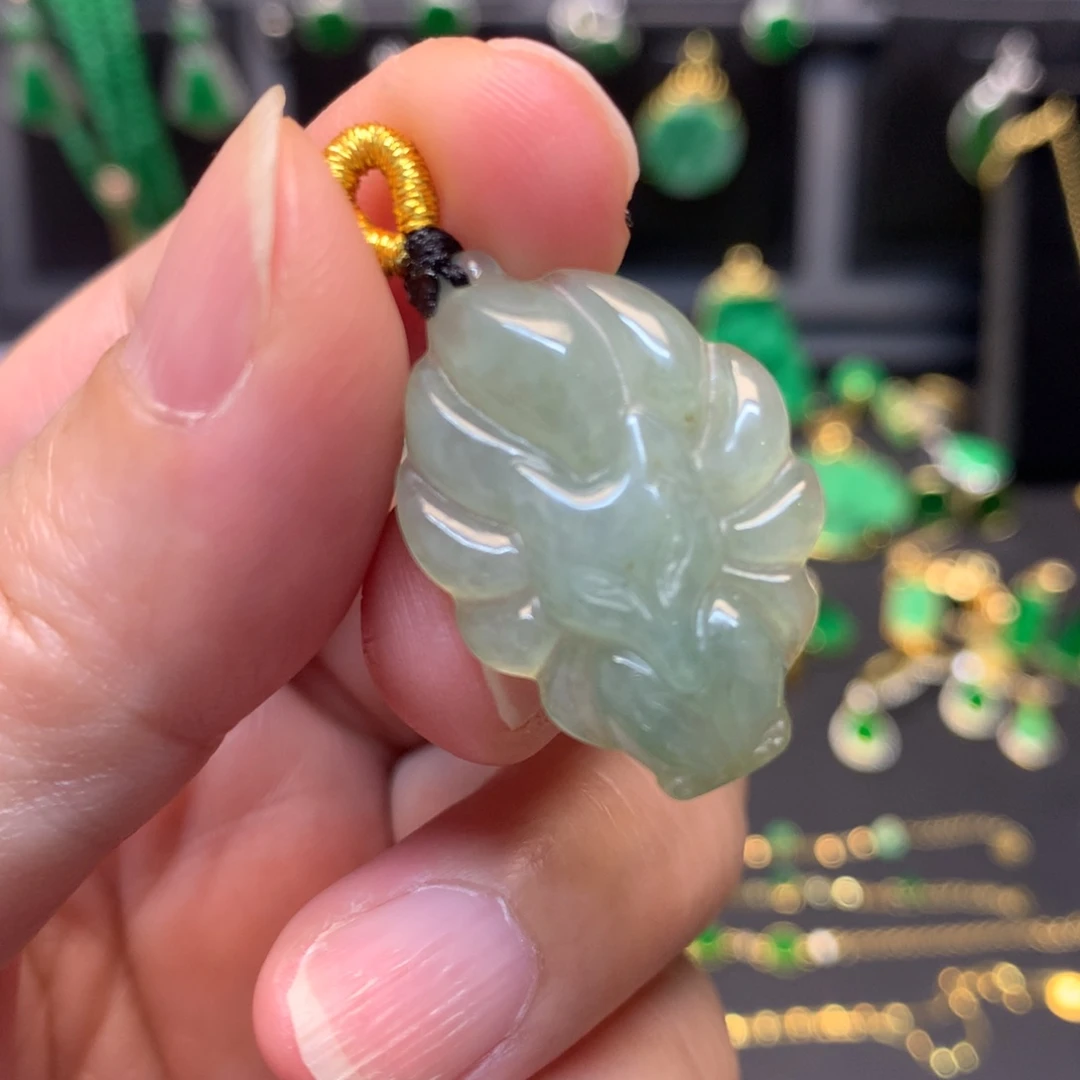 翡翠未镶嵌颈饰有纹