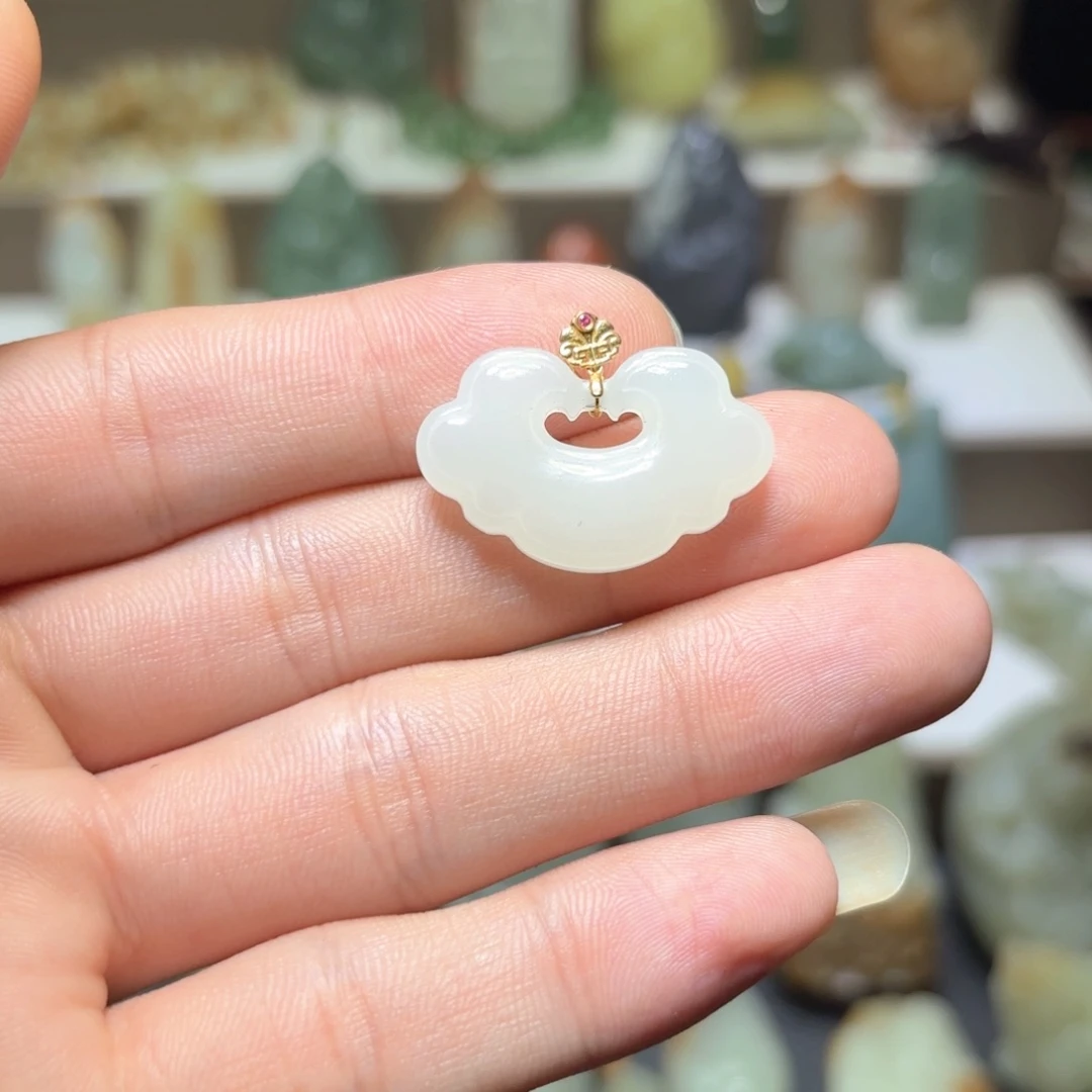 颈饰18K金镶嵌和田玉