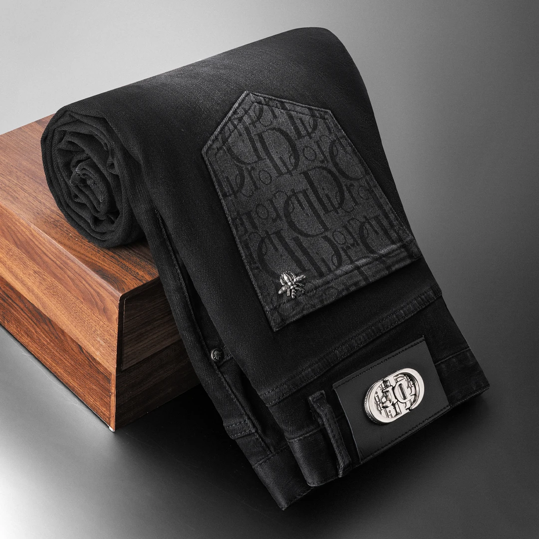 2025款秋冬季新品黑色小蜜蜂简约轻奢修身小直筒百搭男士牛仔裤！！