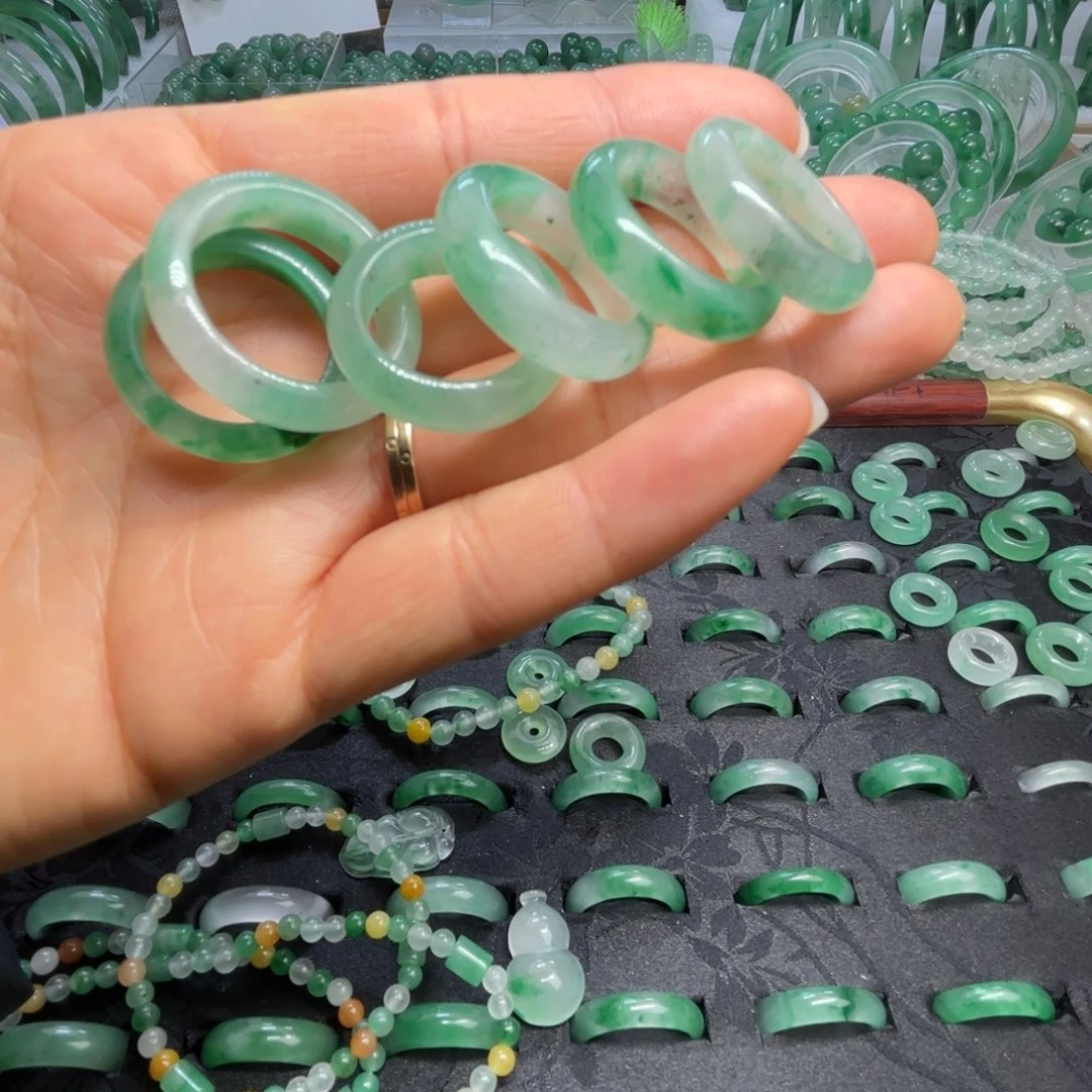 石英质玉（非洲翠）未镶嵌散珠福利戒指有矿点发一个