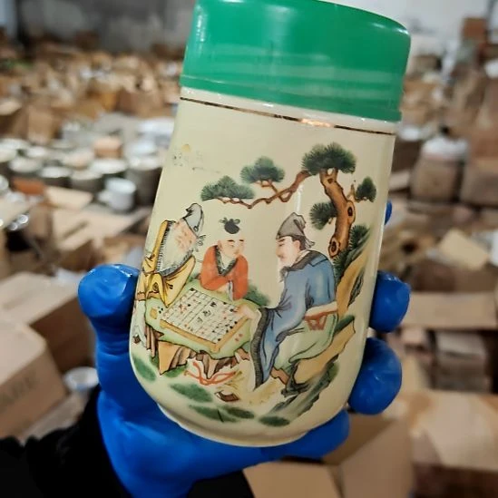 盘子碗茶壶啥都有