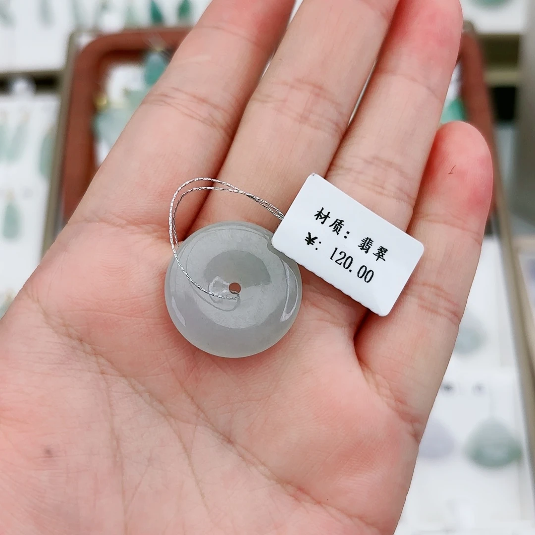 翡翠颈饰未镶嵌平安扣