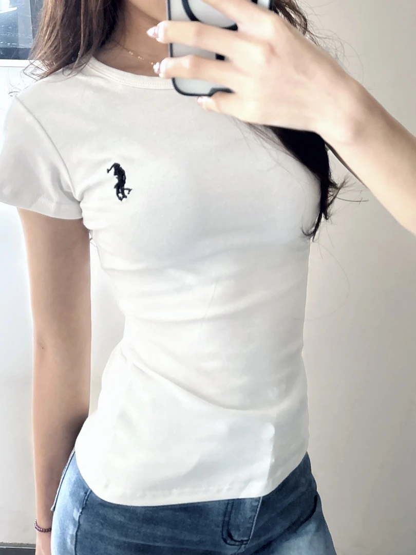 正肩短袖刺绣T恤2025夏季新款修身辣妹圆领短款设计半袖上衣