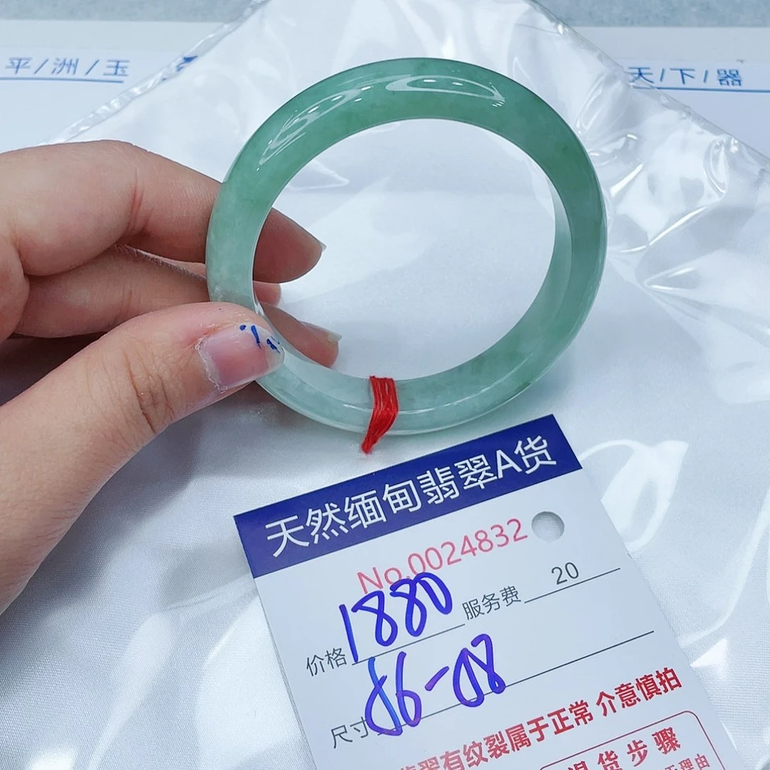翡翠手镯未镶嵌小**?457888754348