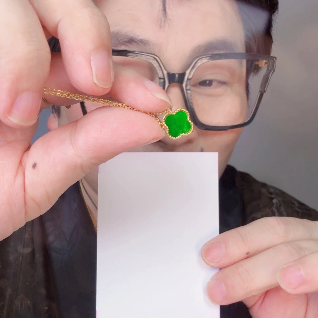 翡翠未镶嵌颈饰一件