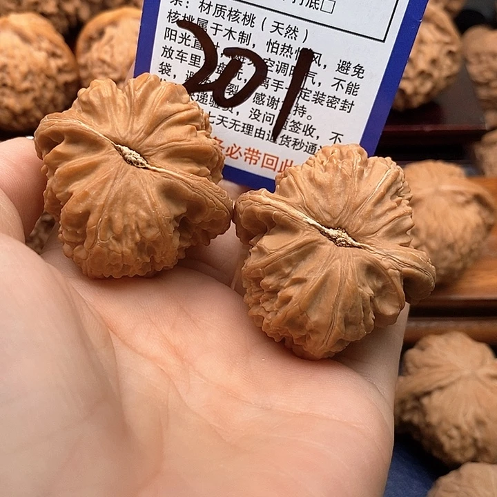吊坠桃核白狮子头41