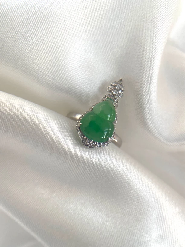 绿意盎然 | 冰种阳绿翡翠葫芦戒指 18k金